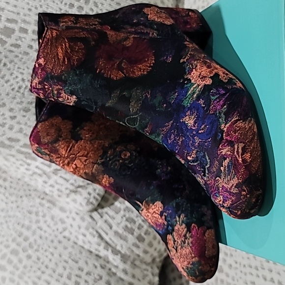 essex glam Shoes - NIB- Floral Boots